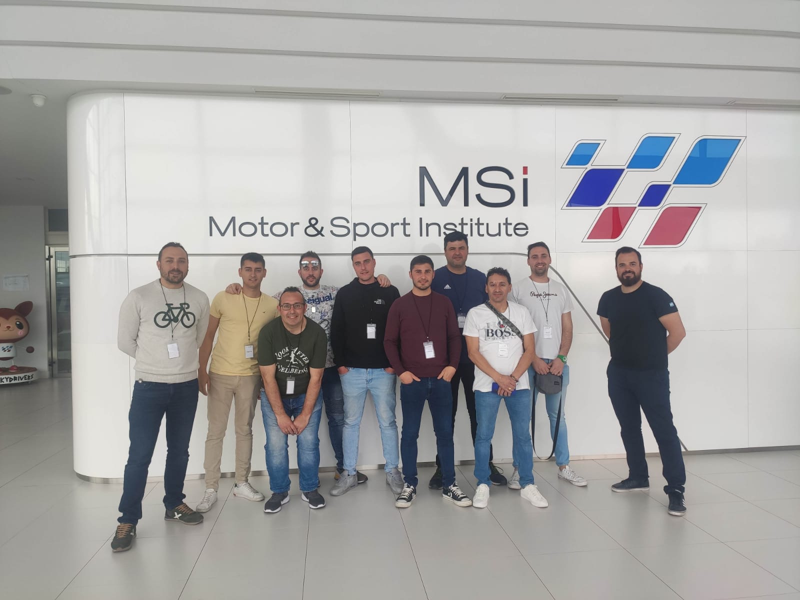 Foto de grupo en MSI Motor & Sport Institute en Madrid junto a Rubén Sánchez y Pablo Ortiz de MaxMeyer.